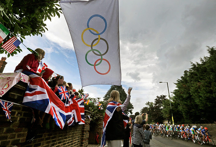 Women's road race: Fans cheer as cyclists ride past along the roads of Twickenham