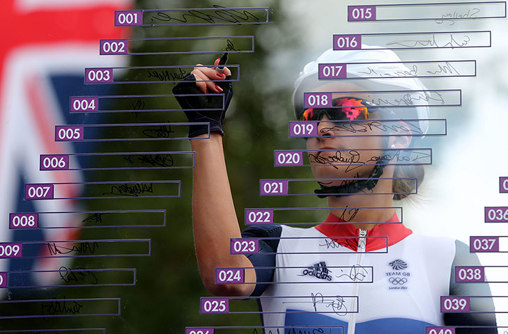 Women's road race: Elizabeth Armitstead signs on ahead of the race