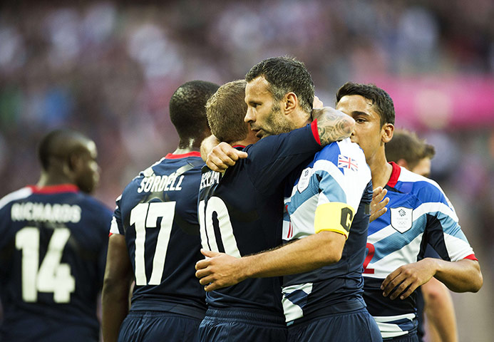 football: Britain's Ryan Giggs (2ndR) is congratul