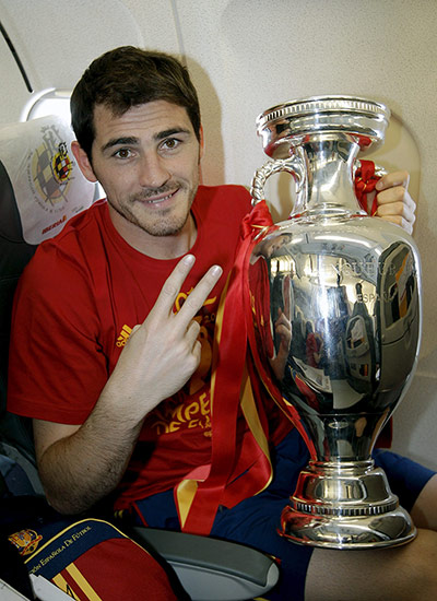 spain cele: Iker Casillas with Euro trophy