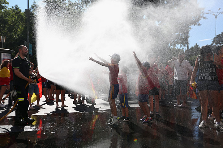spain cele: Spanish fans hosed by fireman