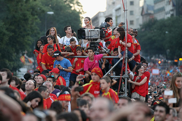 spain cele: Fans on TV gantry