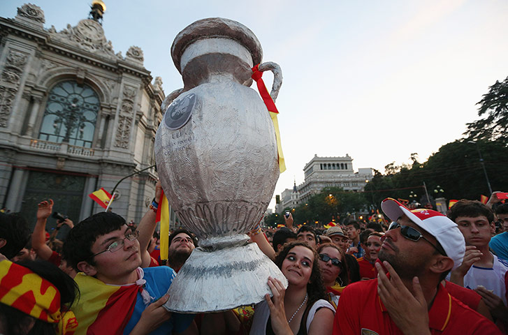 spain cele: Replica Euro Championship trophy