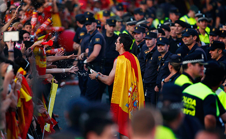spain cele: Alvaro Arbeloa sprays fans with cava