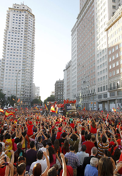 spain cele: Spain celebrates national soccer players