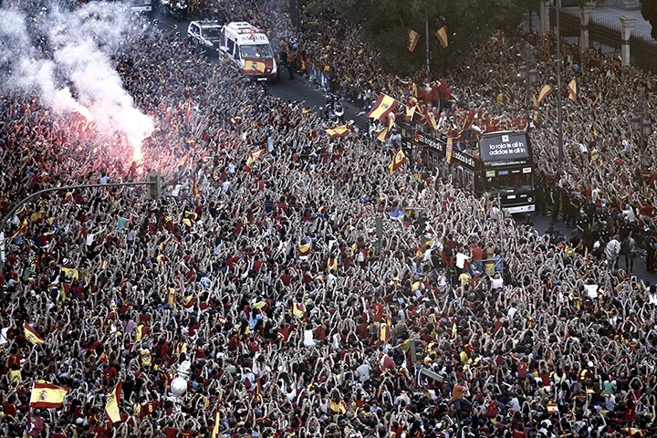 spain cele: Thousands greet Spanish national soccer team in Madrid