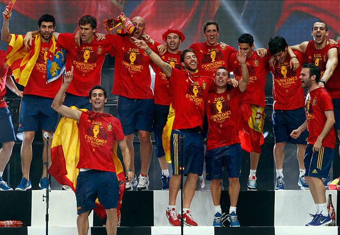 spain cele: Spain's national soccer team players celebrate 