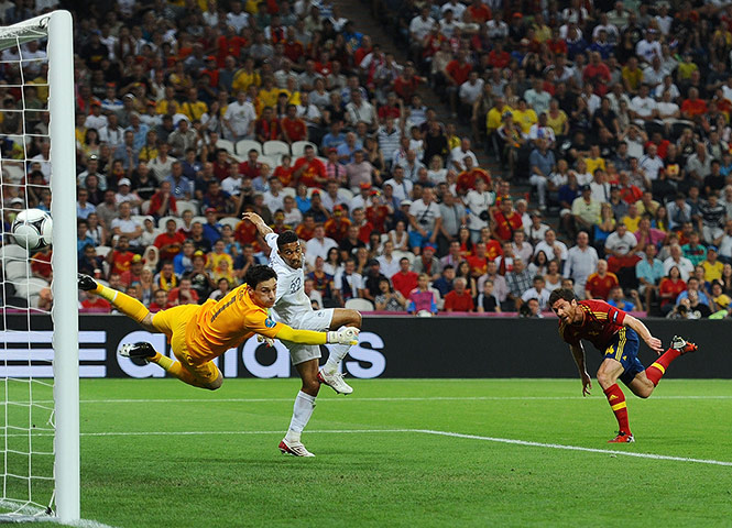 Euro picks: Spain's Xabi Alonso scores past Hugo Lloris