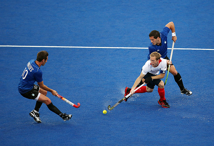 Hockey: Barry Middleton cuts a dash through the Argentine defence
