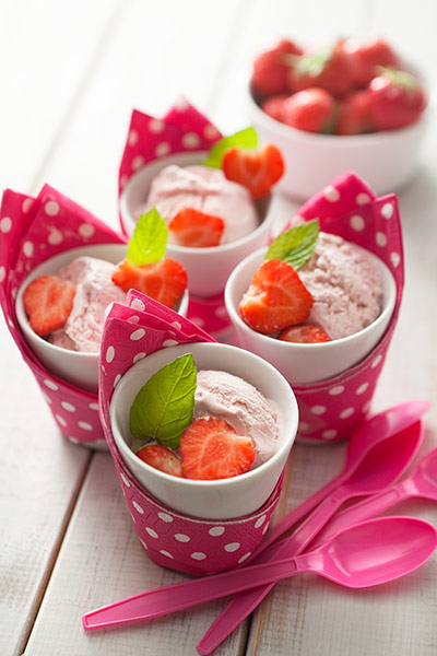 Brita - Table decorations: Strawberry ice-cream in small bowls decorated with pink napkins