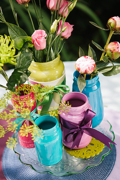 Brita - Table decorations: Table centrepiece made from painted jam jars and flowers