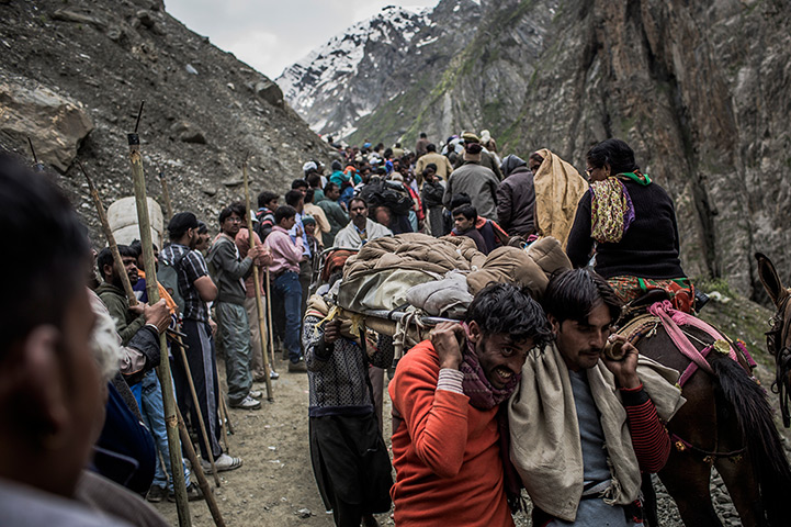 FTA: Daniel Berehulak: The lifeless body of a Hindu pilgrim is carried by Kashmiri guides