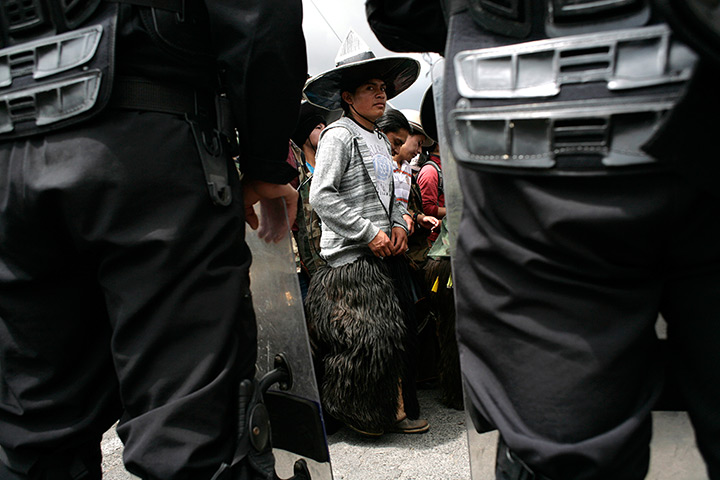 24 hours in pictures: Police control the celebration of the Inti Raymi festival