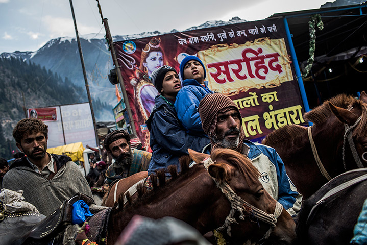FTA: Daniel Berehulak: Young Hindu pilgrims wait on horses during a traffic jam 