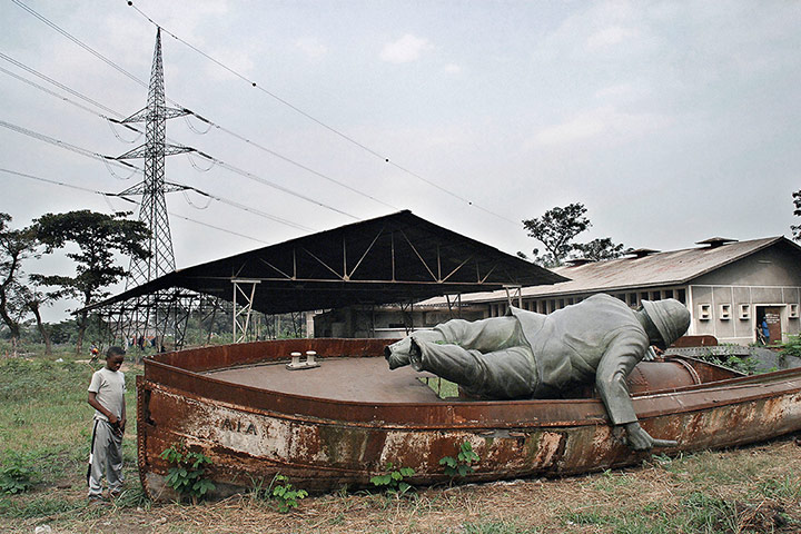 Prix Pictet Power : Statue of Stanley that used to overlook Kinshasa