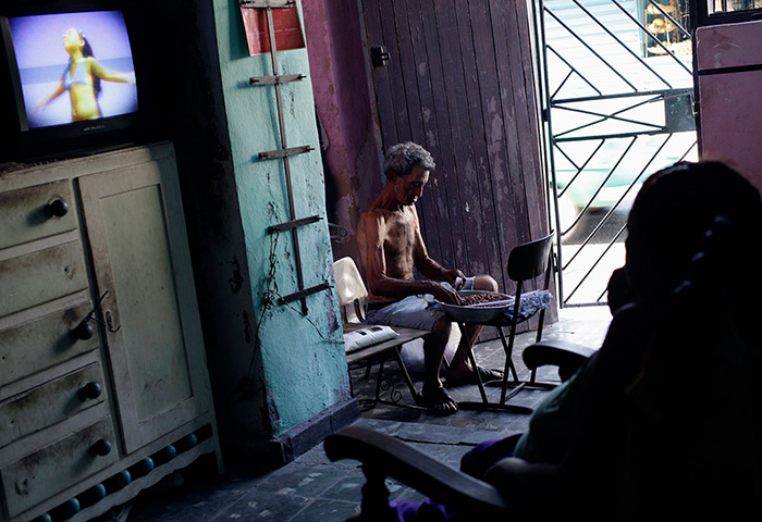 24 hours: Havana, Cuba: Cuban pensioner packs roasted peanuts 
