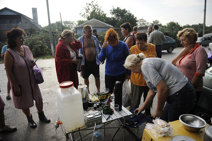 Russia Floods: Victims of the flood talk together and charge their phones in Krymsk