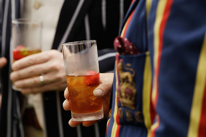 Chap Olympiad 2012: Spectators drink Pimms