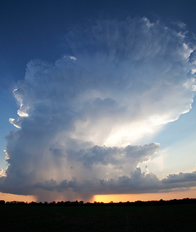 24 hours: Wichita, Kansas, US: An isolated thunderstorm drops rain 