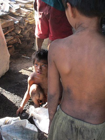 Ulingan slum: Charcoal production, Tondo near Manila, Philippines