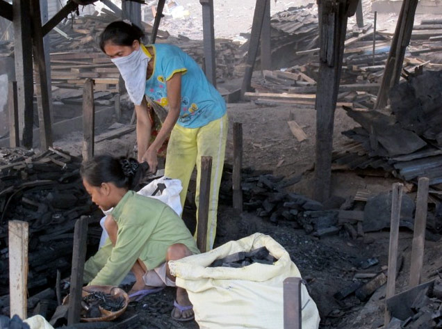 Ulingan slum: Charcoal production, Tondo near Manila, Philippines