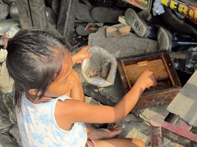 Ulingan slum: Charcoal production, Tondo near Manila, Philippines