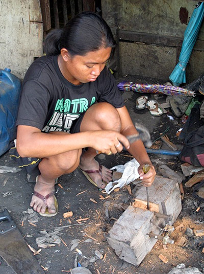 Ulingan slum: charcoal production, Tondo near Manila, Philippines