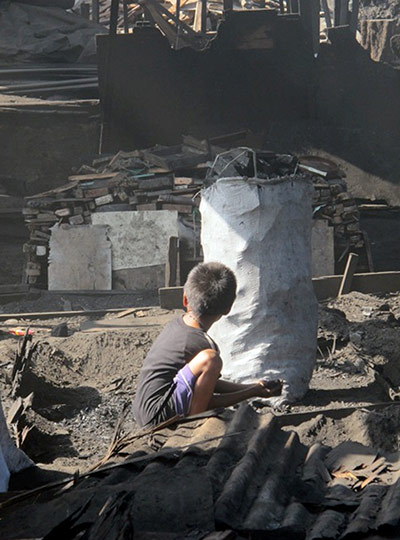 Ulingan slum: charcoal production, Tondo near Manila, Philippines