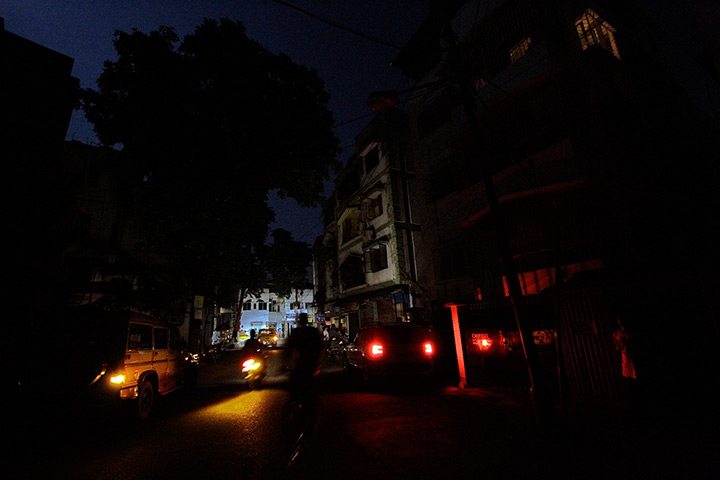 India blackout ends: Indian commuters ride on a dark street in Kolkata
