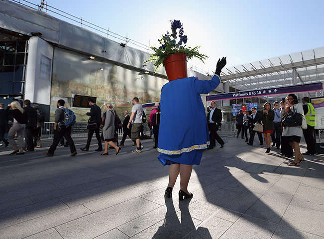 Weirdsport: Performer at London Bridge station