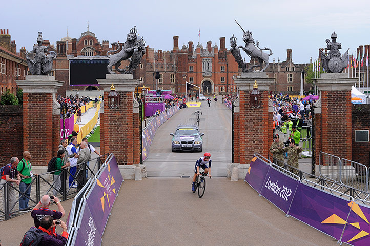 Tom Jenkins Time trial: Lizzie Armitstead starts from the palace