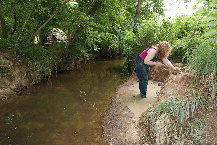 wild pottery: Harvesting clay from the stream at WoWo campsite