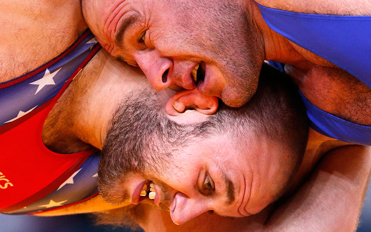 weirdsport: Tervel Ivaylov Dlagnev of U.S. fights with Uzbekistan Artur Taymazov