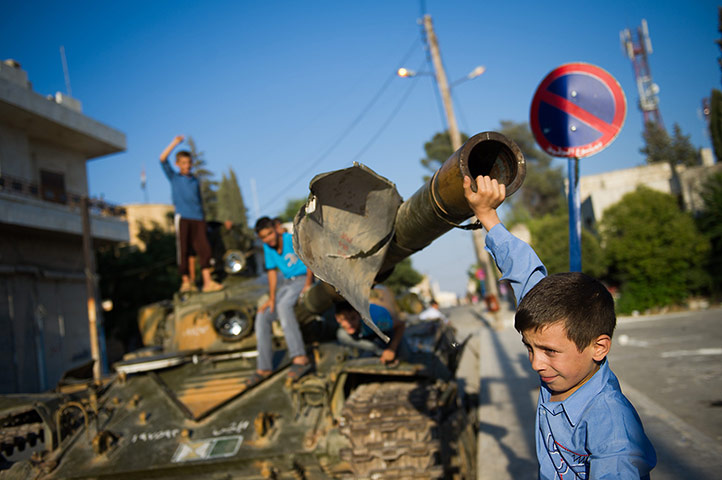 24 hours : A boy plays with a tank in Azaz