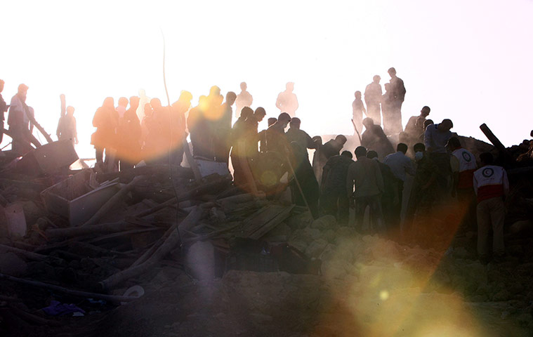 24 hours : Iranian earthquakes kill at least 250