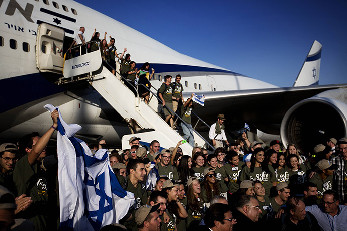 24 hours in pictures: Young Jewish new immigrants from the USA and Canada at Ben-Gurion airport