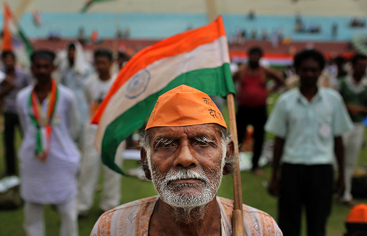 24 hours in pictures: An elderly man holds the Indian flag