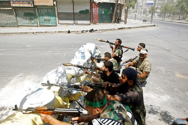 Syrian Conflict: Free Syrian Army fighters take cover b