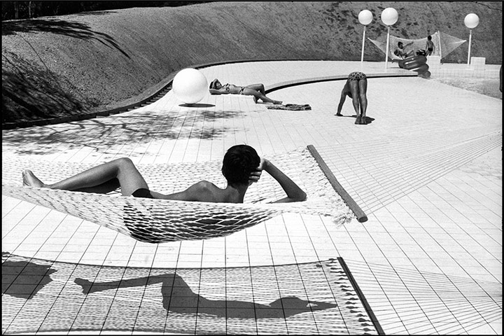 Martine Franck obituary: Pool designed by Alain Capeilleres in Le Brusc, Provence, 1976
