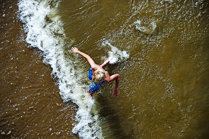24 Hours: Child cools off in the North Sea in Netherlands