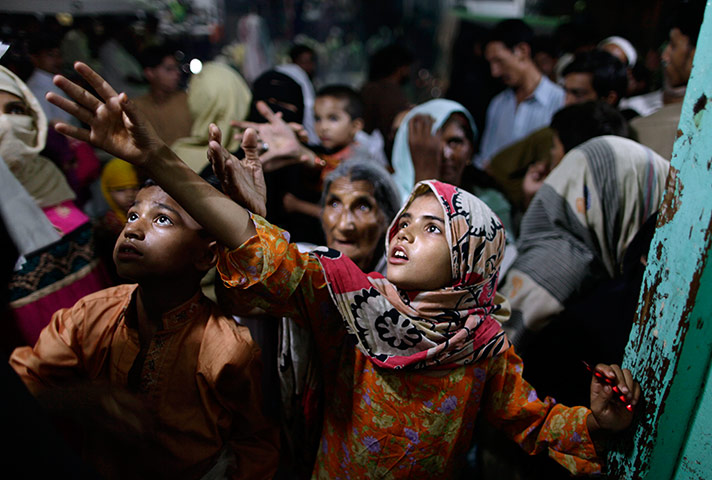 24 Hours: Children reach out for donated food during Ramadan in Pakistan 