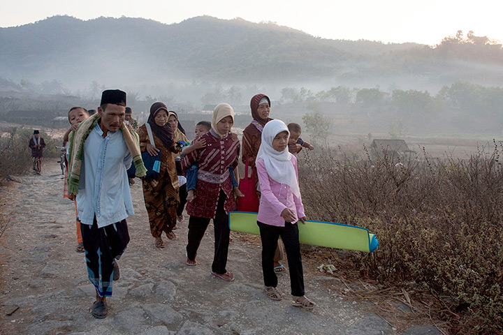 24 hours: Yogyakarta, Indonesia: Indonesian Muslims arrive for Eid al-Fitr prayers