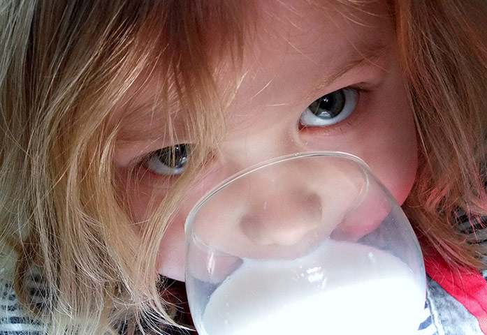 Your Pictures: Fresh : Young girl drinking a glass of milk