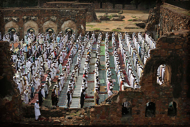 24 hours: New Delhi, India: Muslims take part in Eid al-Fitr prayers in Mosque ruins 