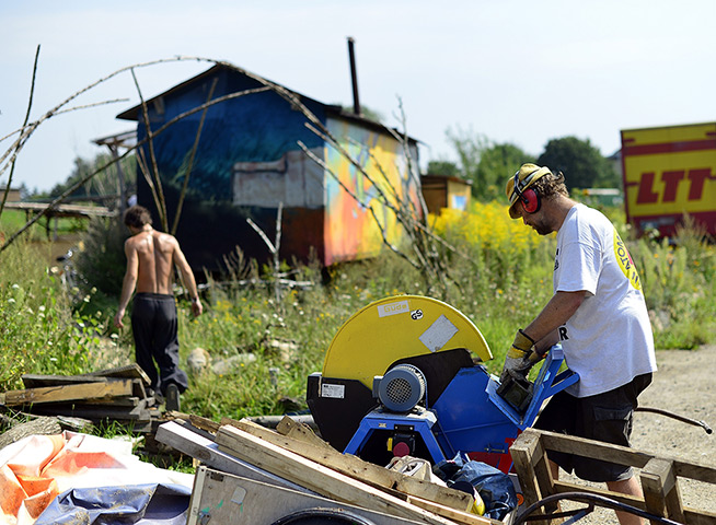 Wagenburg settlement: Karsten cuts discarded wood he collected from a do-it-yourself store 