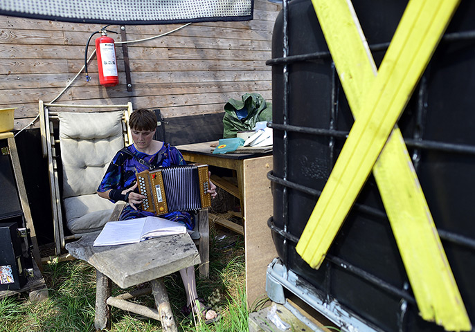 Wagenburg settlement: Cecile Lecomte plays the accordion