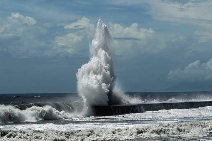 24 hours: Ilan, Taiwan: Strong waves batter breakwaters as Typhoon Tembin approaches