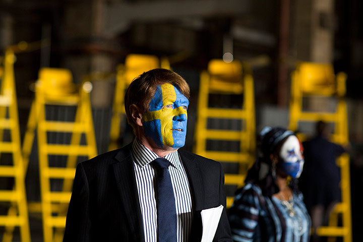 Mittwoch aus Licht: A man with a painted face stands on stage