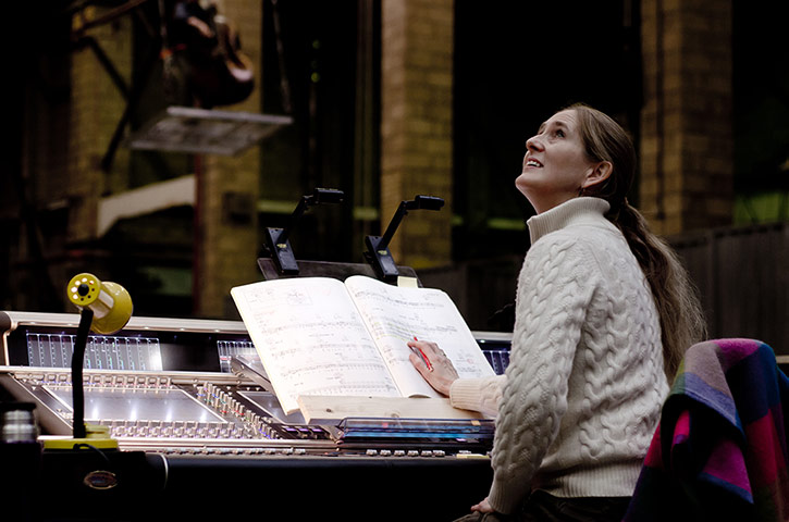 Mittwoch aus Licht: A woman looks up as she sits at a piano