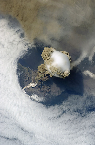 Clouds: Pileus cloud above the Sarychev volcano